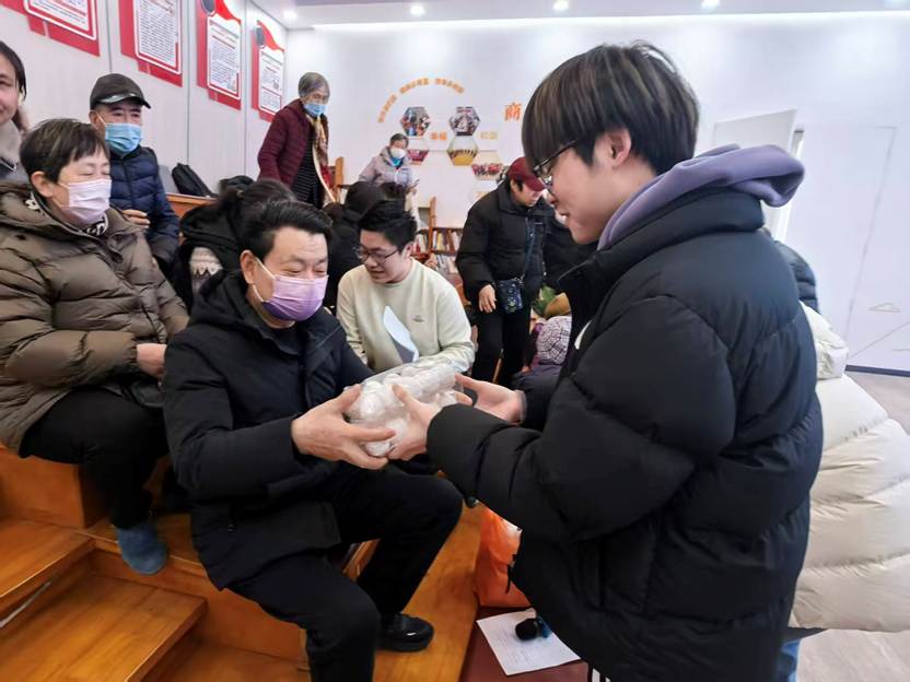 一群人正在聊天 AI 生成的内容可能不正确。