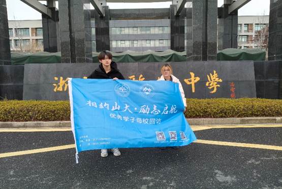 穿着蓝色衣服的人在街道上 AI 生成的内容可能不正确。