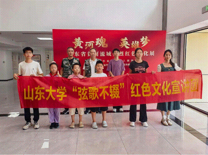 标题: 图6 - 说明 图6：宣讲团与社区少年儿童在英烈场馆合影