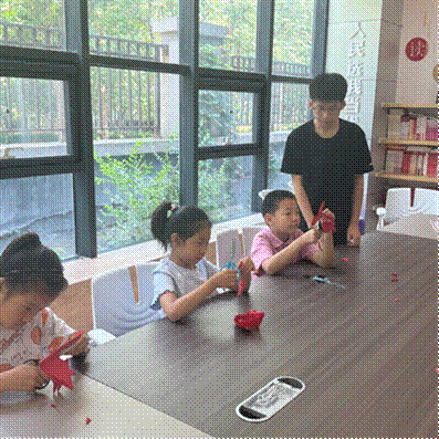 标题: 图3 - 说明 图3：少年儿童体验非遗剪纸