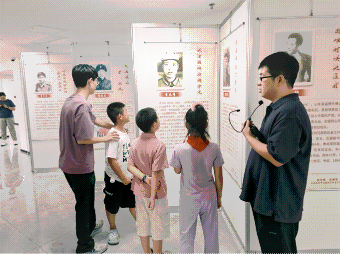 标题: 图5 - 说明 图5：退休退役军人为孩子们讲解齐鲁英烈事迹