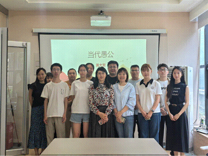 标题: 图1 - 说明 图1：宣讲团成员与社区工作者合影